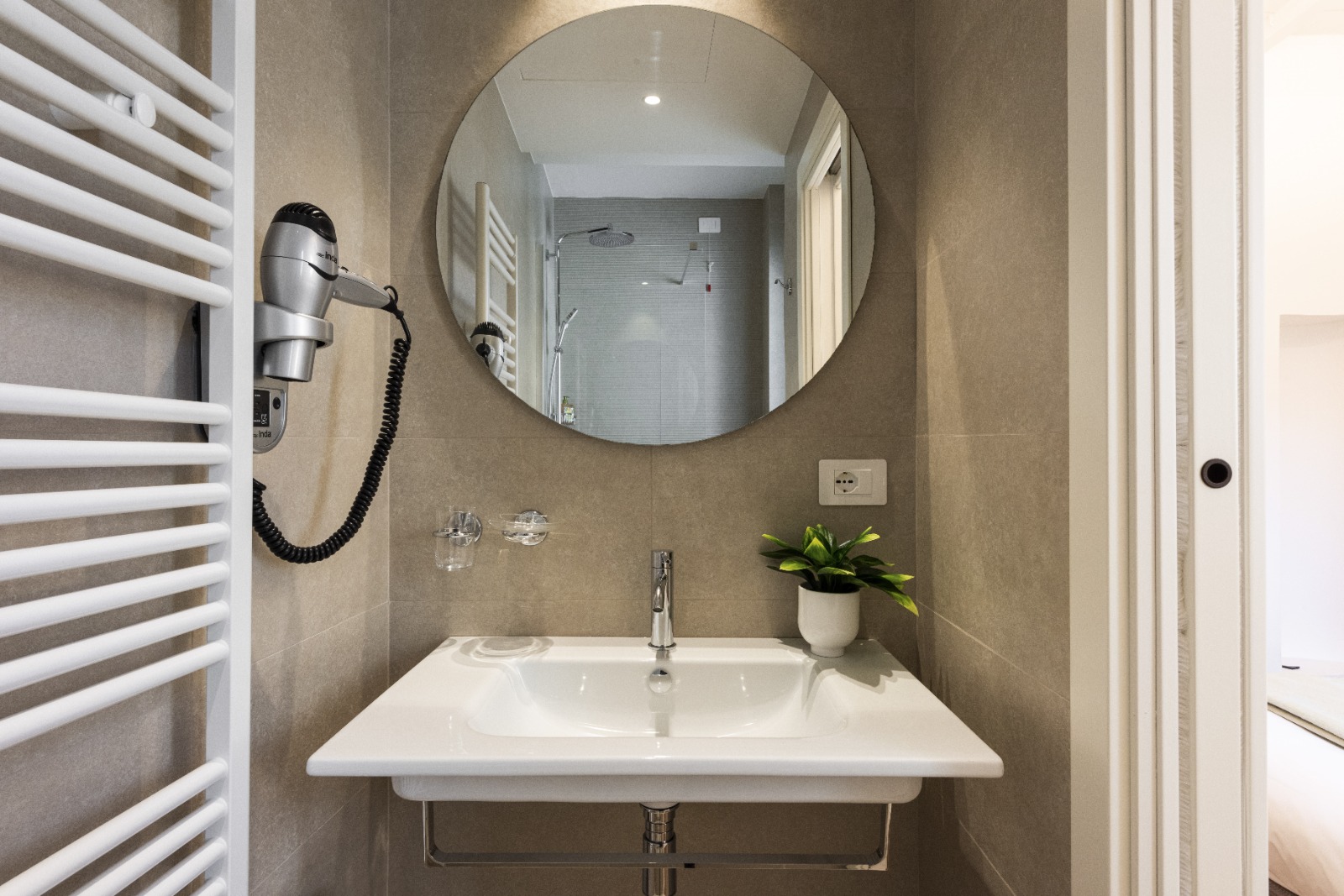 Modern bathroom with round mirror