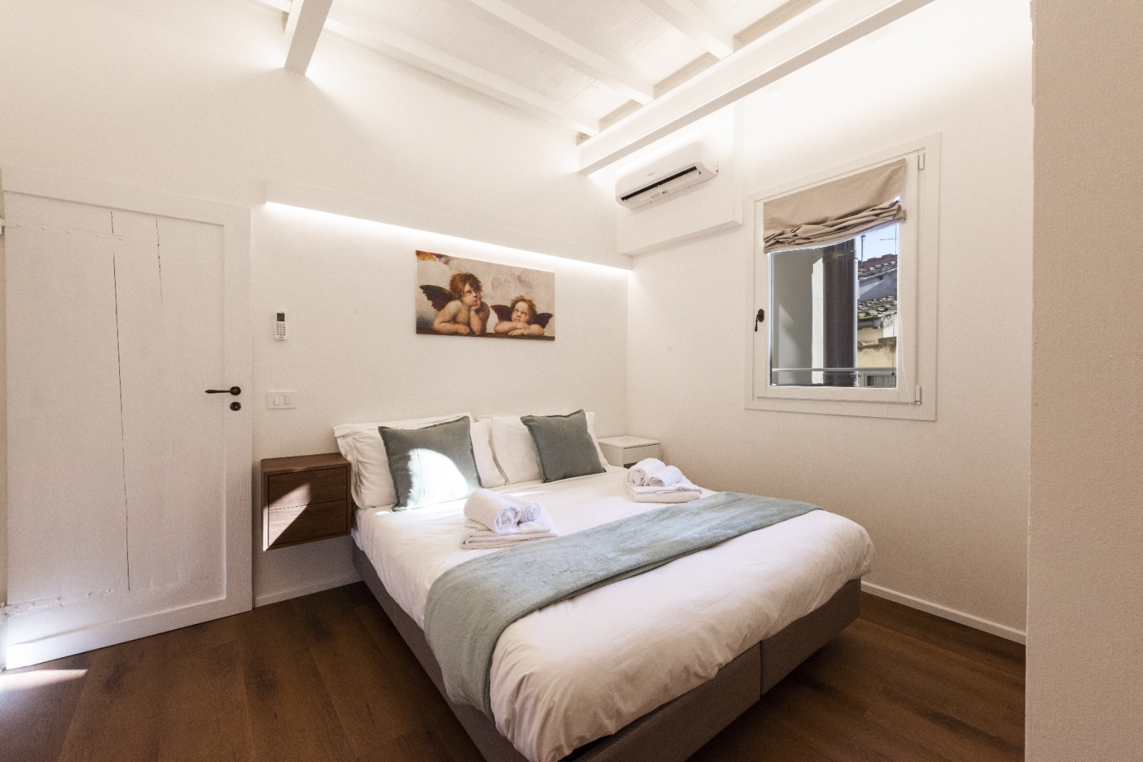 Bedroom with Raphael cherubs and LED backlighting